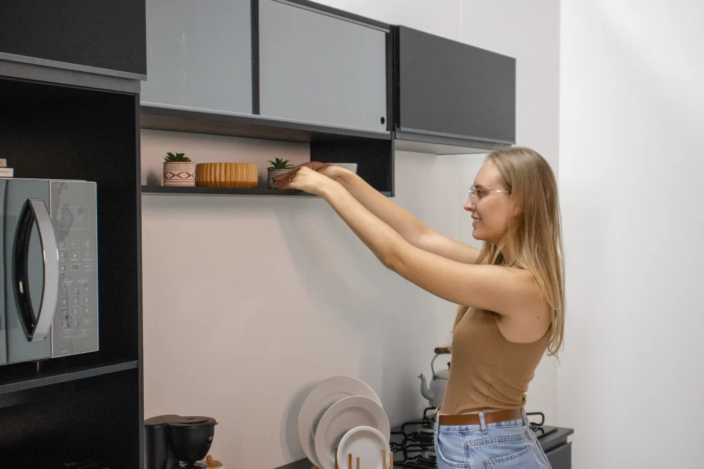 Os módulos da Linha Nice preta montam uma cozinha linda e elegante