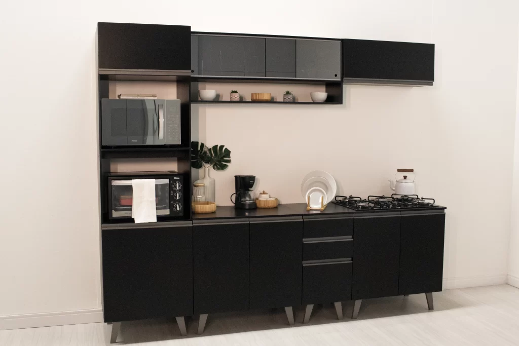 A linha Nice preta se adequa bem a sua cozinha