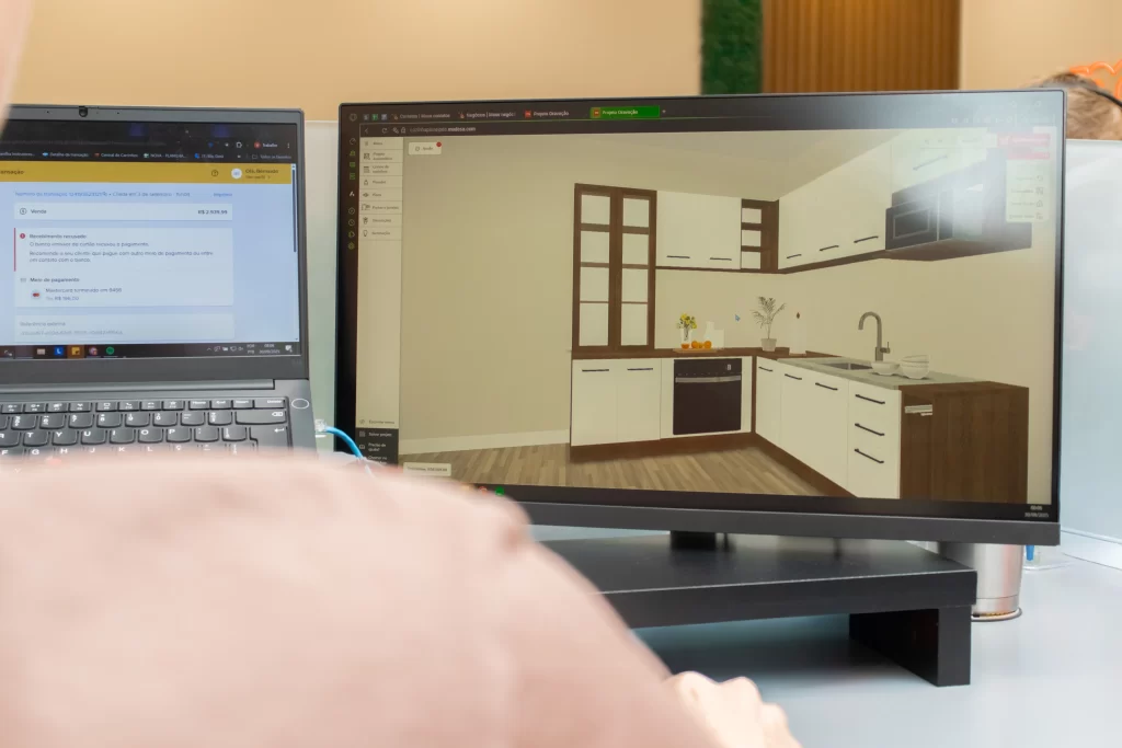 Projetista Madesa criando projeto de cozinha para cliente