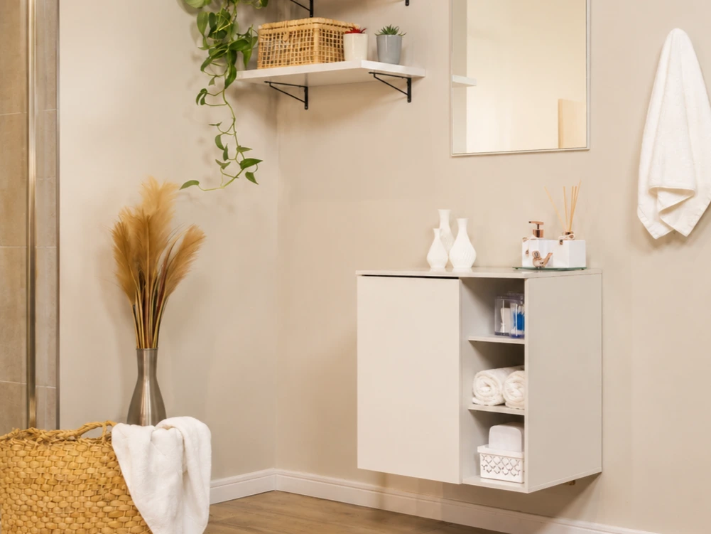 Balcão de banheiro branco da Madesa com nichos abertos, toalhas e espelho, ideal para organizar apartamento alugado.