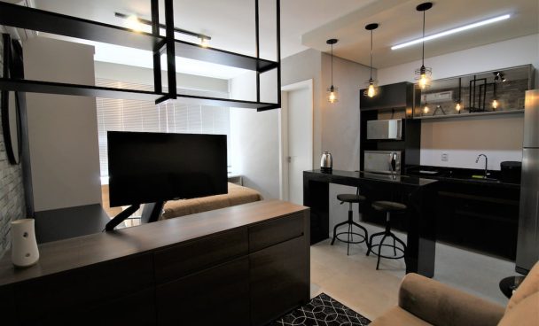 Vista da sala e da cozinha do apartamento da Fun House.