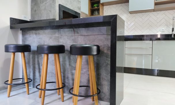 Visão da bancada de uma cozinha americana de cliente Madesa