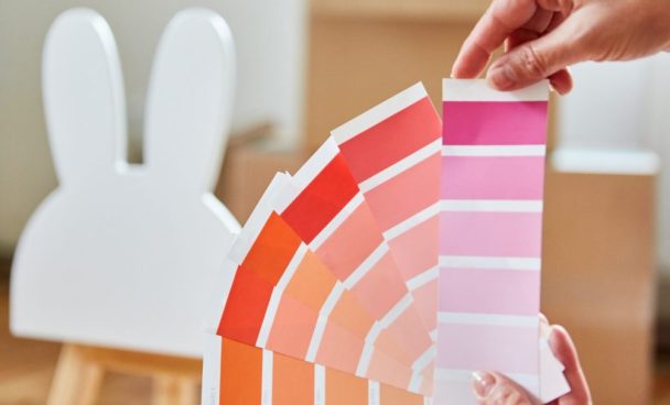 Pessoa usando uma amostra de cores em tons vermelhos e rosas como exemplo de como combinar cores.