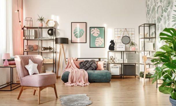 Sala de estar com detalhes decorativos em candy colors.