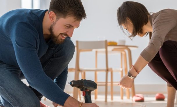 Casal montando um movel