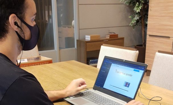 Coloborador da Madesa, Vitor Bohn, estudando com um dos cursos da Alura