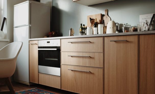 Cozinha clean e com móveis de madeira como exemplo dos estilos de cozinha.