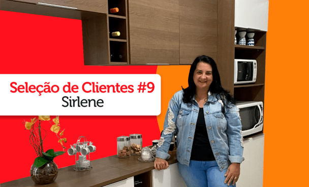 Recorte da cliente em frente a sua Cozinha Stella em um fundo vermelho e laranja.