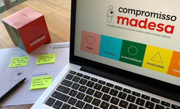 Notebook exibindo o banner com os pilares do compromisso Madesa