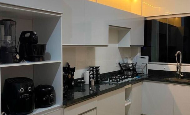 Cozinha com armários Madesa na cor cinza com detalhes em preto.