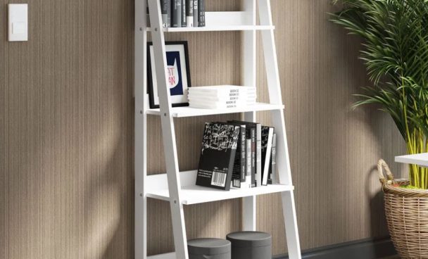 Estante escada Madesa, um móvel multifuncional que pode auxiliar na organização e na decoração