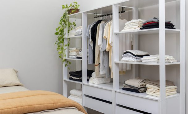 Um closet ajuda a criar um quarto aconchegante par ao verão