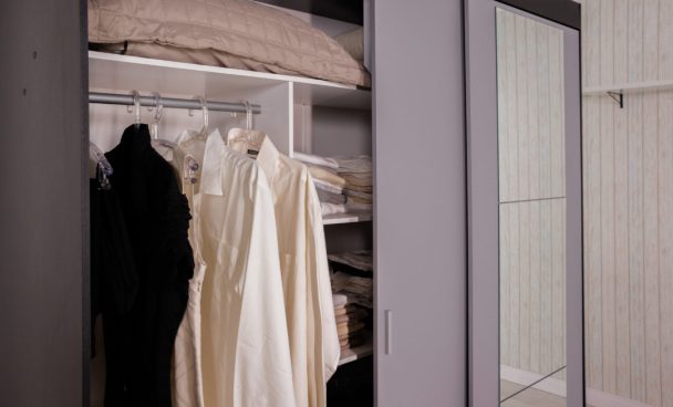 Guarda-roupa pequeno pode ajudar na organização do quarto