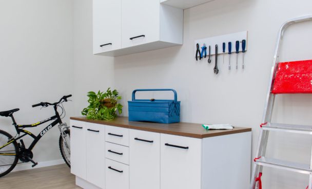 Módulos de cozinha Madesa utilizados como móveis versáteis para serem colocados na garagem