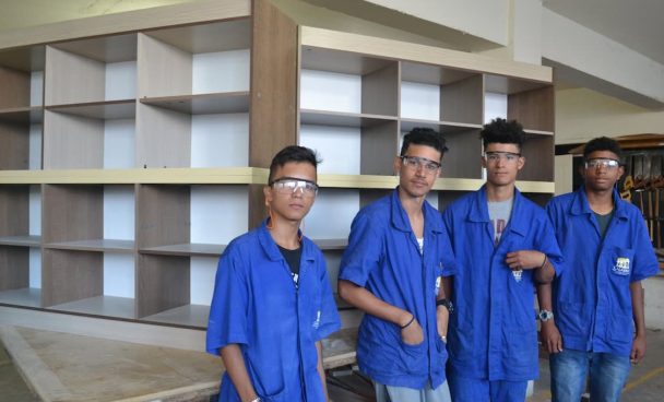 Alunos do curso de marcenaria.