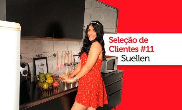 Imagem da cliente Madesa Suellen em frente sua cozinha Reims preta.