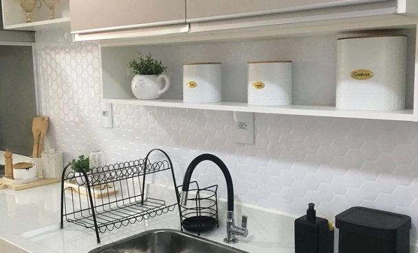 Os armários aéreos e as prateleiras deixaram a cozinha da @nossolar451 super otimizada.