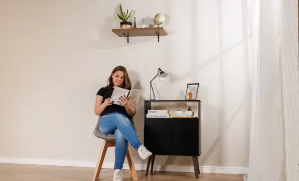 Pessoa lendo no cantinho do café com aparador Madesa