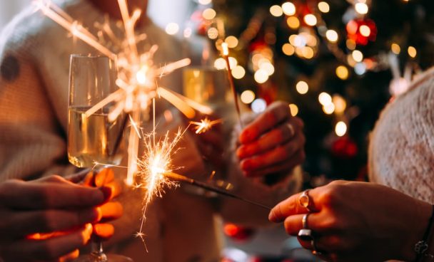 Pessoas brindando o ano novo.