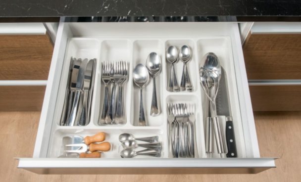 Gaveta de talheres de cozinha Madesa como exemplo de como organizar sua cozinha.