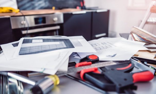 Ferramentas e projeto de reforma em cima de um balcão como exemplo de reforma de cozinha.