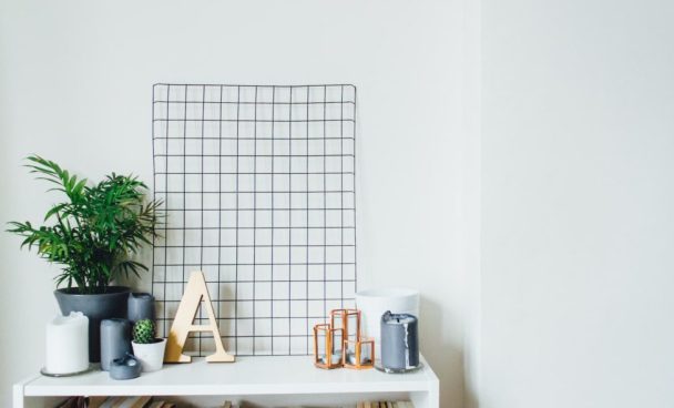 Ambiente com decoração clean.