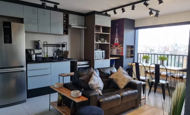 Cozinha Lux Cinza Madesa integrada a sala de jantar e estar e organizar casa para visitas