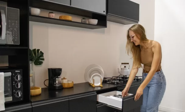 A cozinha Nice na cor preta é a grande novidade no Mês do Consumidor