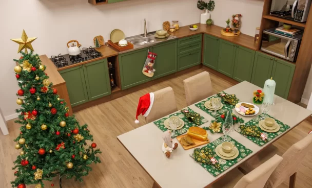 Decoração de Natal simples com cozinha Madesa Vik verde ao fundo
