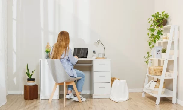 Um home office organizado em um ambiente restrito garante mais produtividade