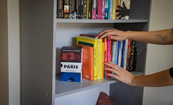 Estante livreiro para organizar a casa