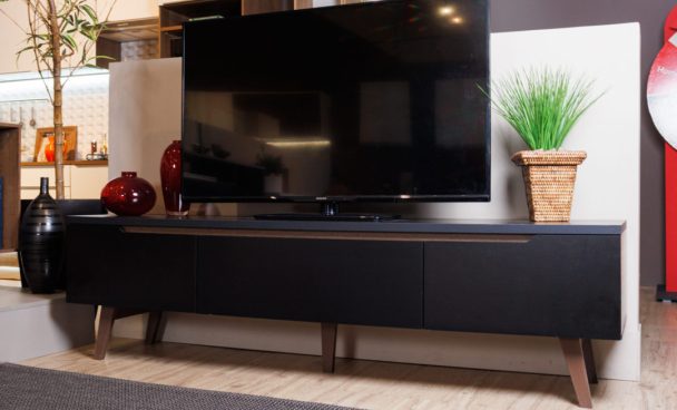 Sala de TV decorada, com o rack Reims Madesa em destaque, na cor preta.