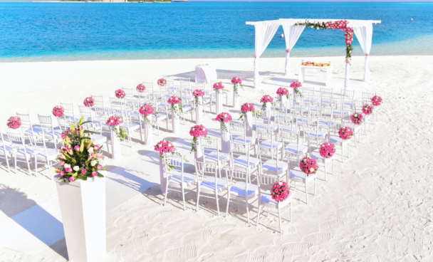 A imagem ilustra uma linda decoração de casamento na praia.