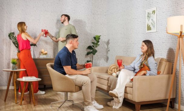 Família unida, conversando numa sala de estar Madesa, com móveis em cores amadeiradas e crema.