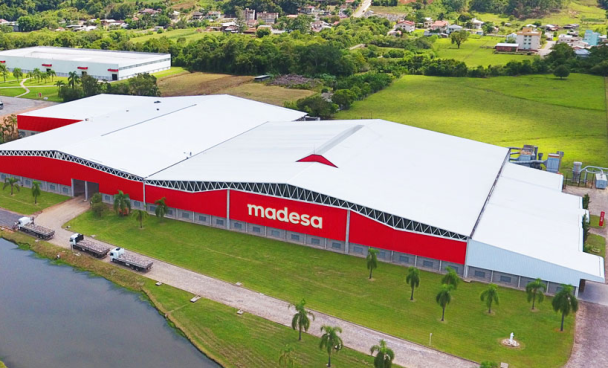 Fachada da fábrica Madesa vista de cima, localizada na cidade de Bom Princípio, no Rio Grande do Sul.