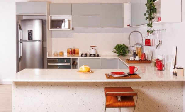 A imagem ilustra uma cozinha planejada Madesa com uma pedra para bancada de cozinha na cor branca.