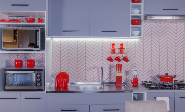 A imagem ilustra uma das cozinhas planejadas modernas da Madesa na cor azul.