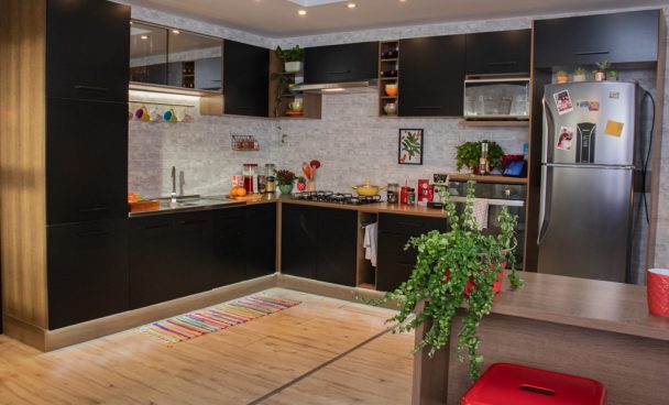 A imagem ilustra um dos tipos de cozinha Madesa decorada com acessórios em uma cozinha ampla, com mesa de jantar e duas cadeiras.