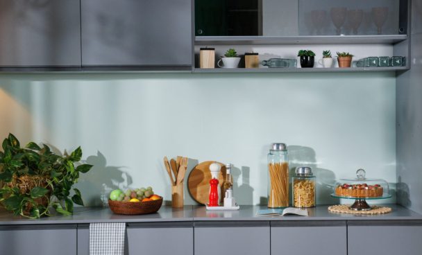 Cozinha Nice Madesa na cor cinza, decorada com utensílios e eletrodomésticos.