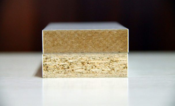 placas de MDP e MDF empilhadas sobre superfície clara