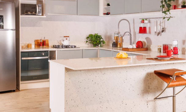 Cozinha Madesa Lux, decorada com utensílios e eletrodomésticos, com uma ilha à frente.