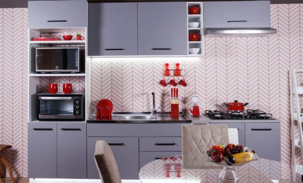 Cozinha Agata Madesa, nas cores branco e cinza, decorada com utensílios vermelhos para trazer cores vibrantes.
