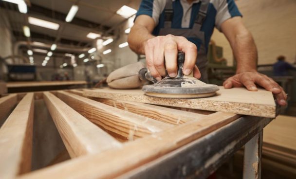 homem fazendo preparo de ripas de MDP