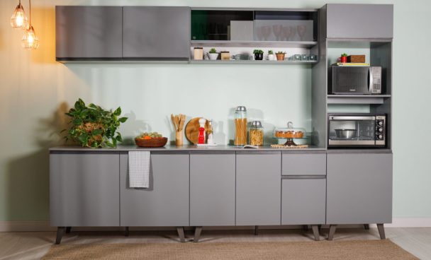 Cozinha Nice Madesa, na cor cinza, decorada com utensílios de cozinha e eletrodomésticos.