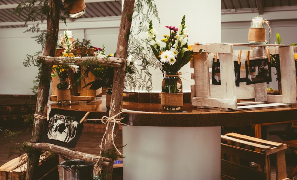 A imagem ilustra objetos de madeira e outros objetos reutilizáveis decorados sobre uma mesa, destacando as ideias de reciclagem para decoração de ambientes.