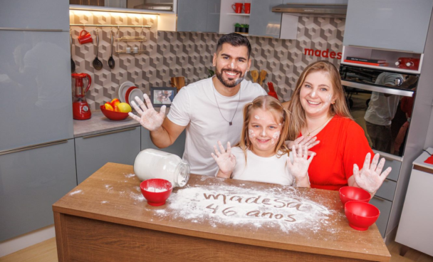 A imagem mostra uma família cozinhando na cozinha dos sonhos Madesa