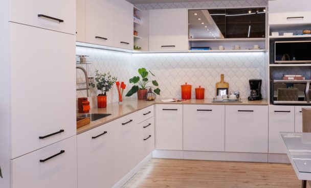 Cozinha Agata Madesa, na cor branca, decorada com utensílios e eletrodomésticos.