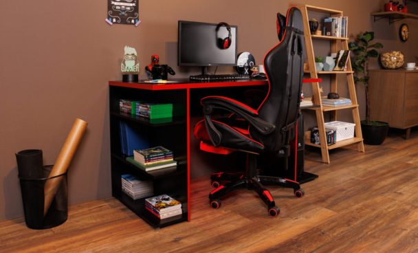 escrivaninha madesa está disposta encostada com a parede de um quarto.