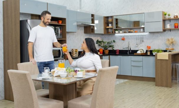 Casal fazendo refeição na sua mesa com cadeiras junto à cozinha lux cinza