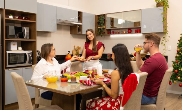 Família ao redor da mesa na ceia natalina